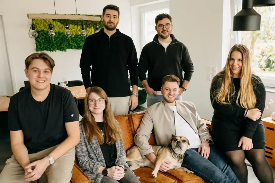 Das gesamte Team der Provinzial Rentfort sitzt zusammen.